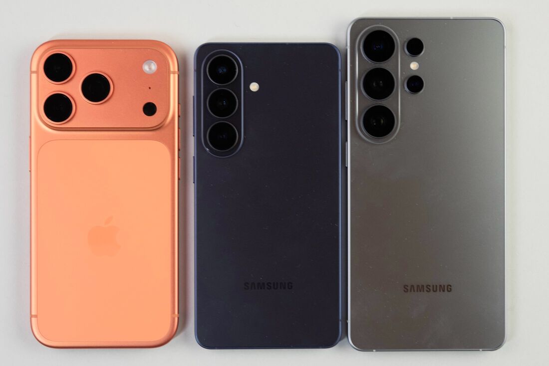 iPhone 17 Proを横に並べてみた。Galaxy S26のコンパクトさが際立つ