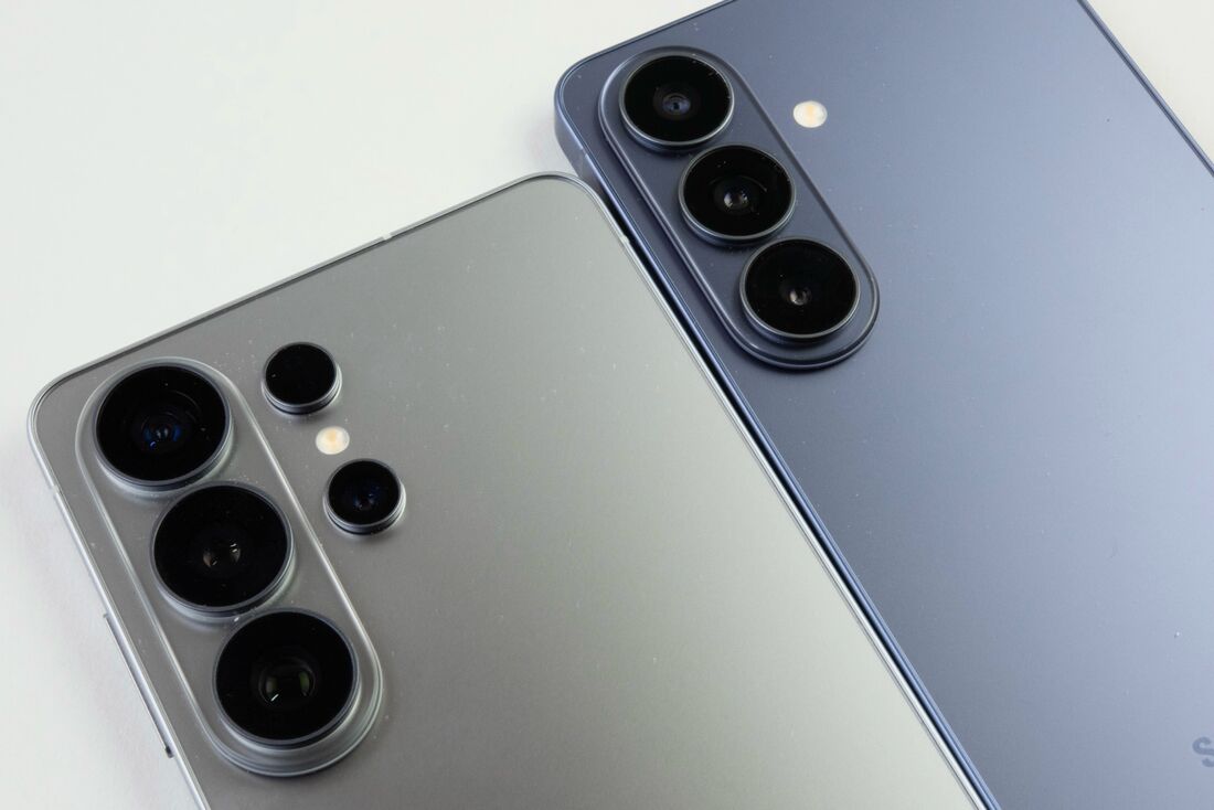 カメラの構成は広角・超広角・望遠と同じ。画素数はGalaxy S26 Ultraが勝る