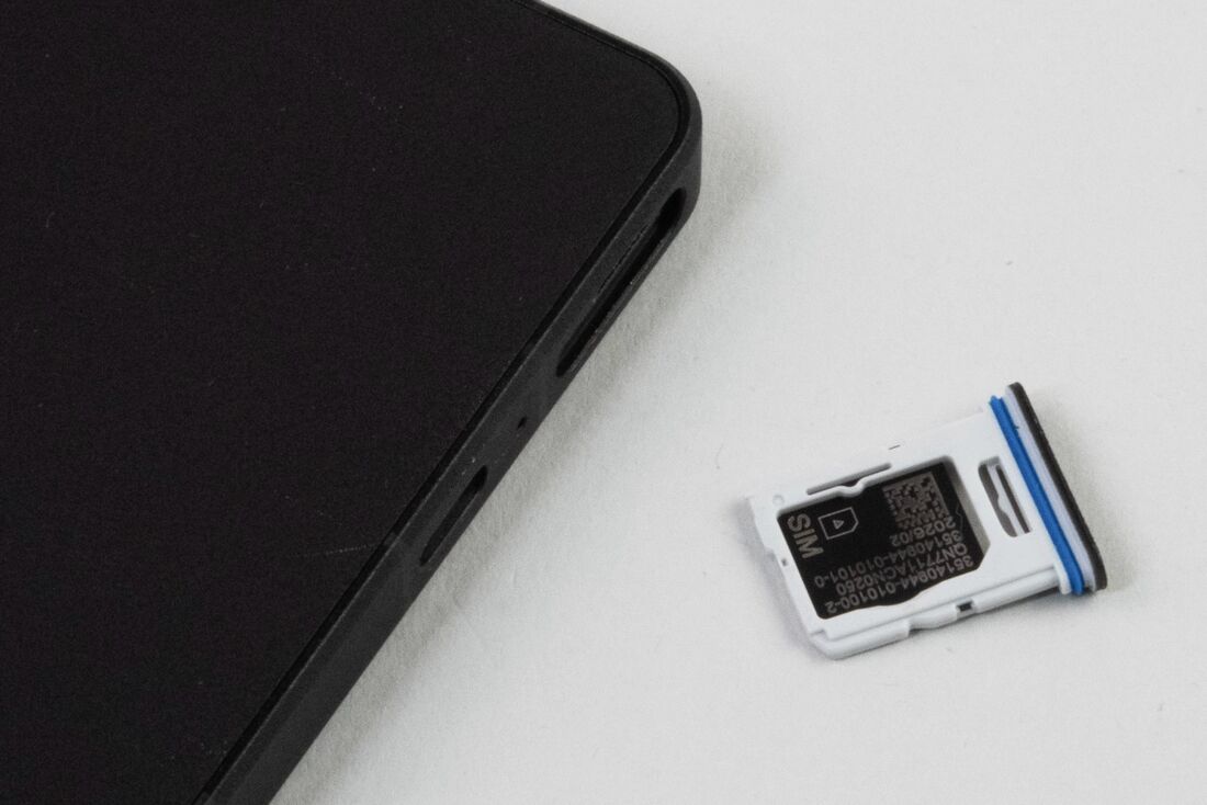 SIMトレイは爪で引っ掛けて取り出せる。マイクロSDカードに対応しているのも嬉しいポイントだ