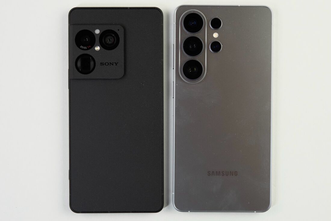 大きさがひと回り違うので、Xperiaのほうがやはり持ちやすい