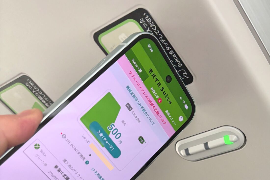グリーン車の座席の上にある「グリーン券情報読み取り部」にスマホをタッチ