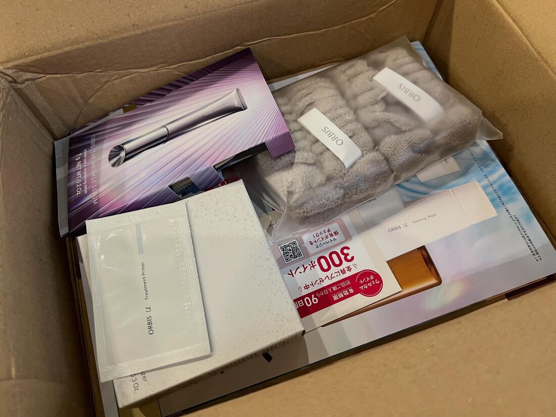 オルビスユー初回限定セットのほか、案内パンフレットや試供品などが同梱