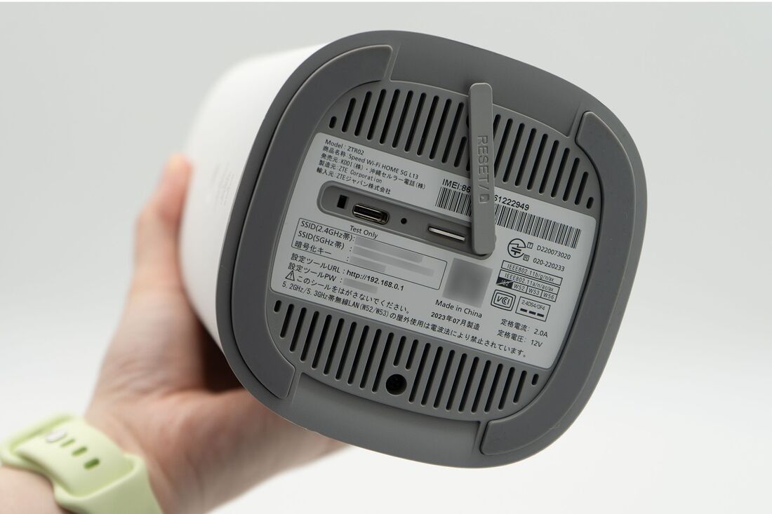 本体底面には、Wi-Fi接続に必要なSSIDやパスワード（暗号化キー）が記載されている。