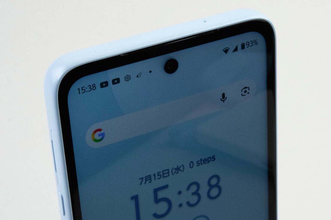 コスパの高いモデルながら、ディスプレイ面のガラスと本体の間に樹脂がほとんど目立たないので高級感がある