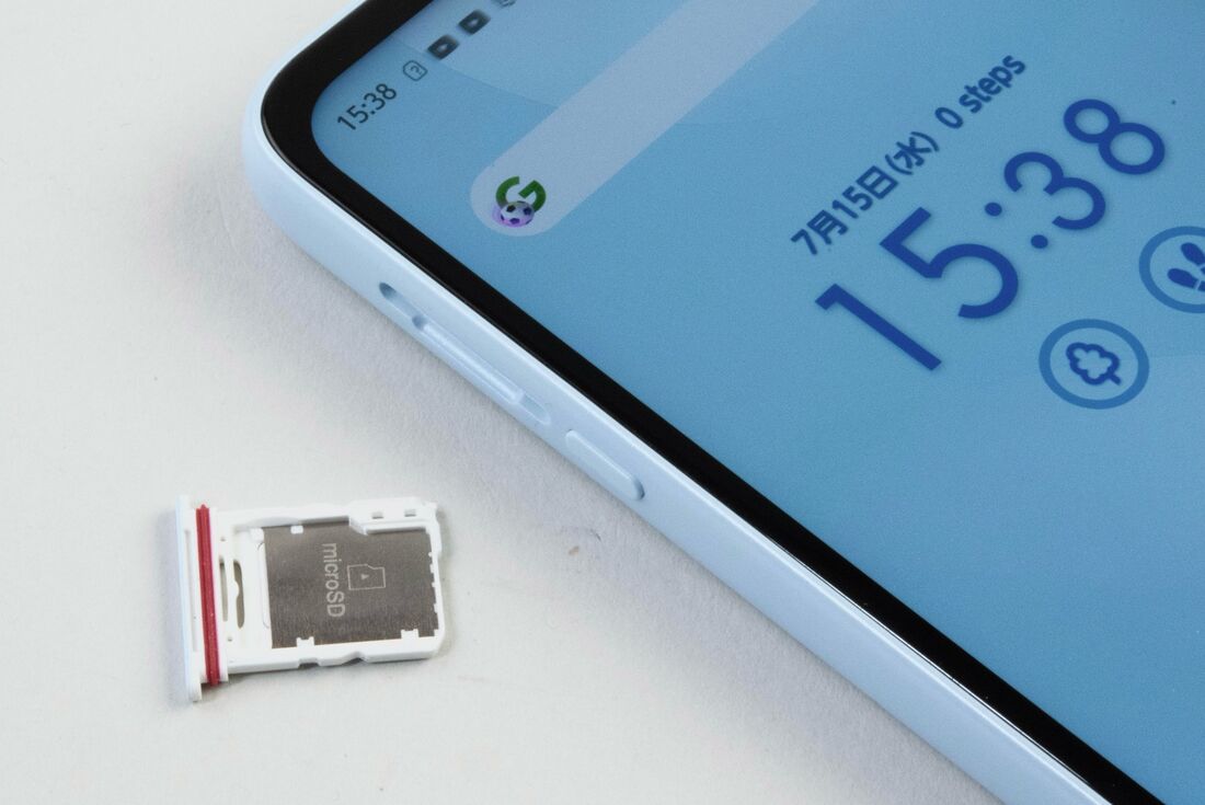 SIMトレイはnanoSIM。eSIMにも対応する