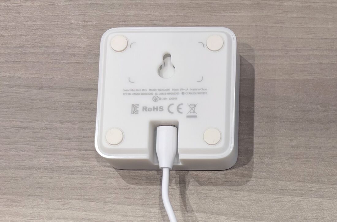 SwitchBotハブミニに同梱のMicroUSBを挿している写真