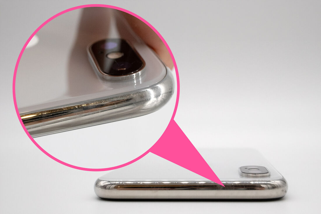 下取りに出したスマホは側面にも使用感がある