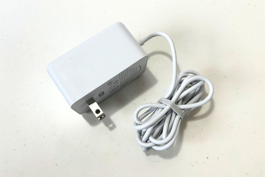 付属品の電源アダプター