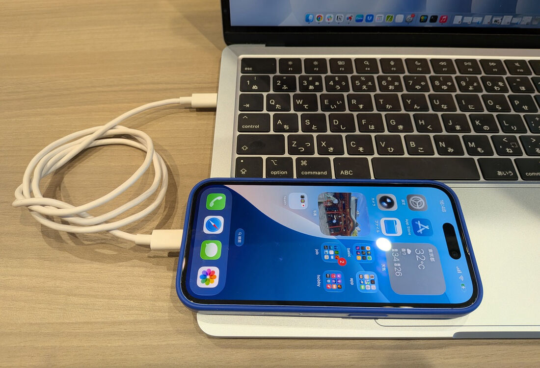 MacとiPhoneを対応ケーブルで接続
