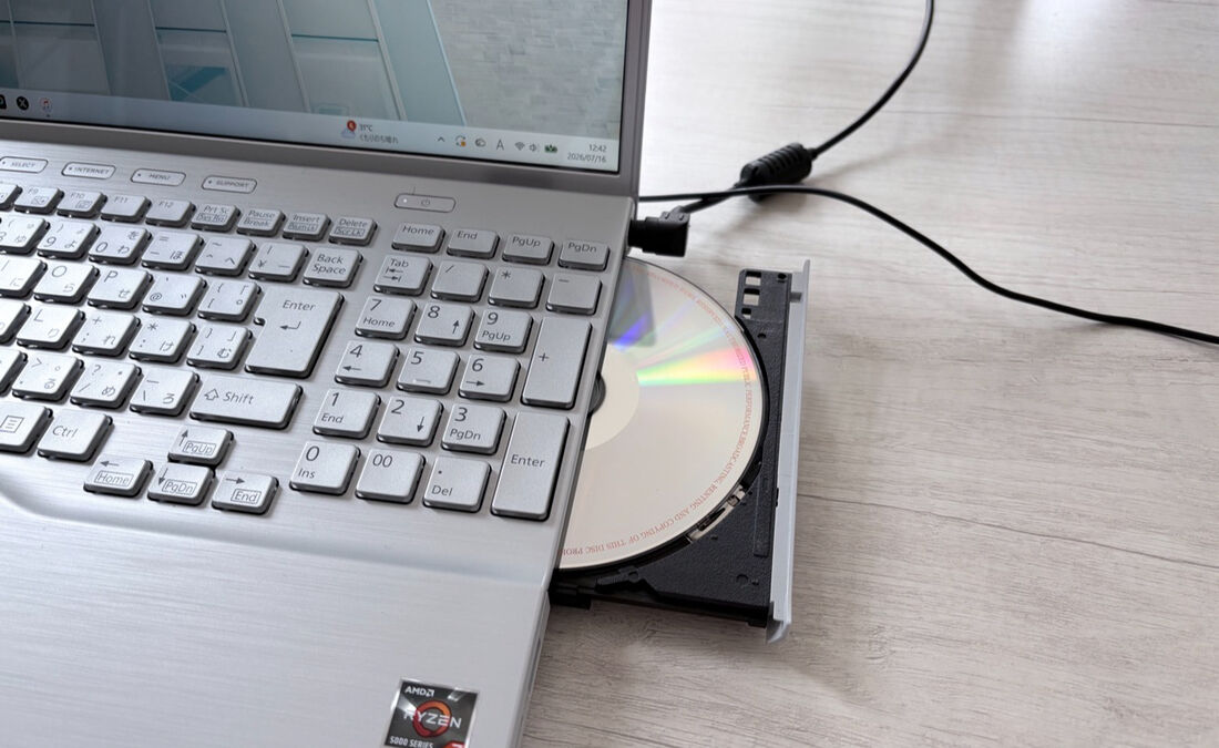 パソコンでCDを読み込んでいる写真