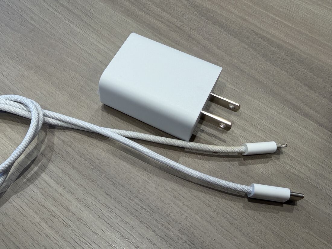 20W以上の電源アダプタ＋USB-C＆Lightningケーブルを使用