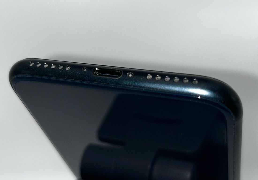 スピーカー部分にホコリなどの汚れがみられる