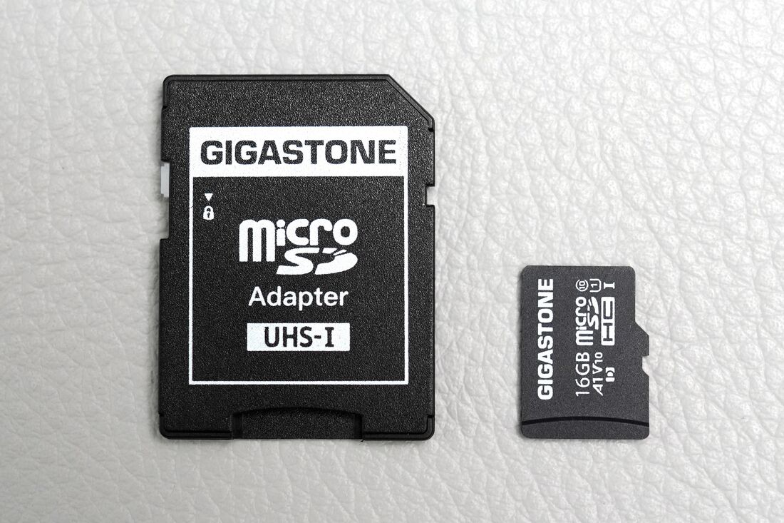 右がmicroSDカード。左は変換アダプタ