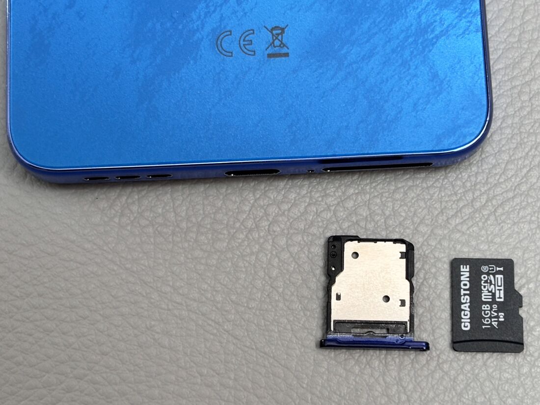 トレイからmicroSDカードを取り外す