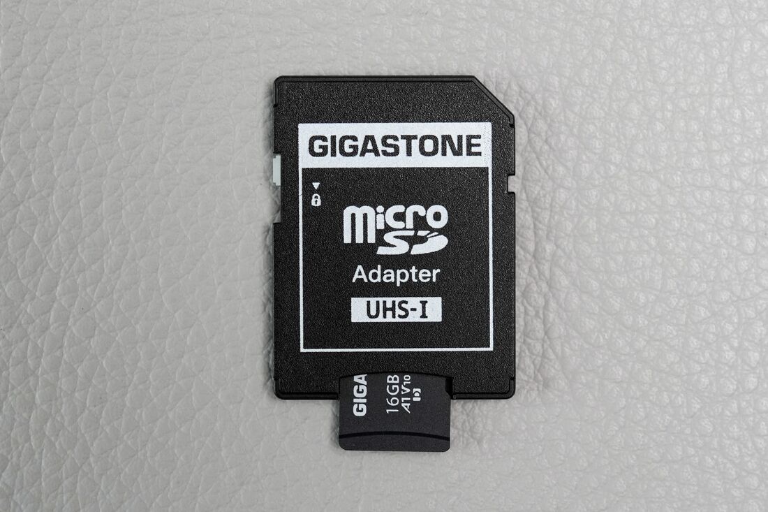 microSDカードを変換アダプタにセットした様子