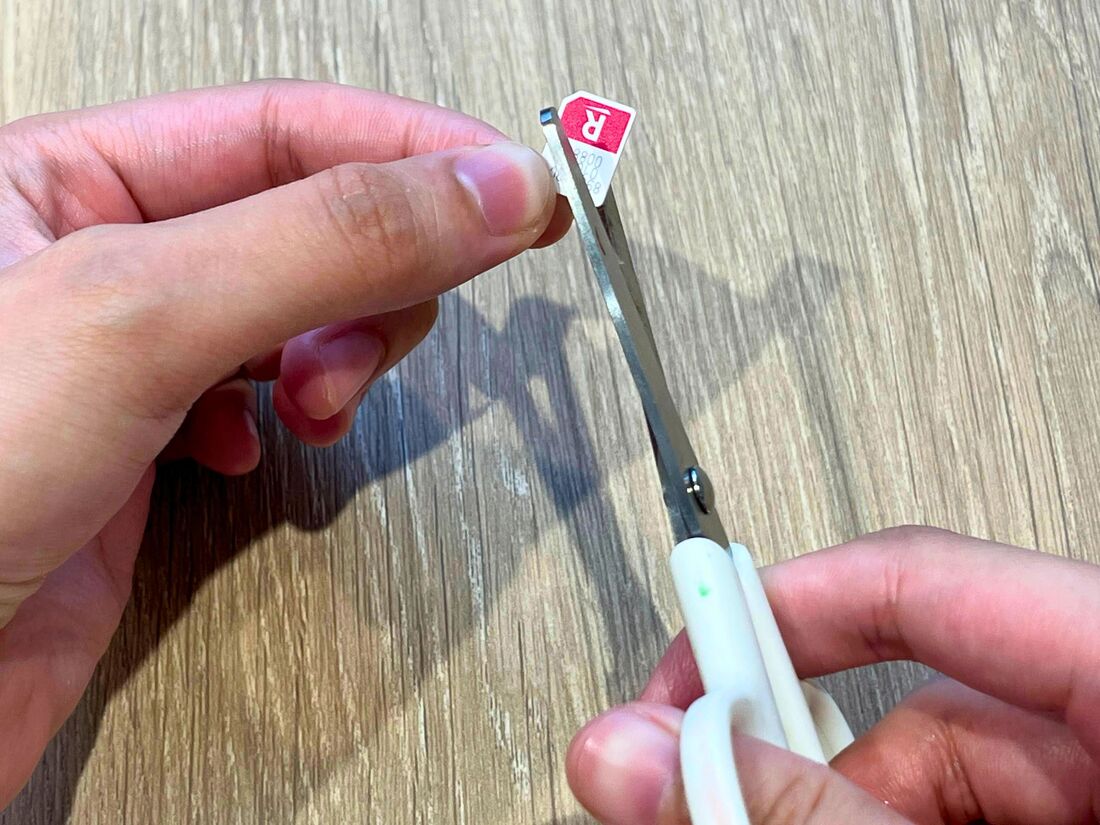 ハサミで切り込みを入れてから破棄するのがおすすめ