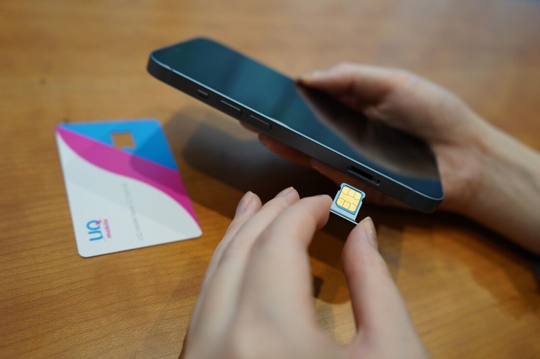 SIMカードを挿し込む