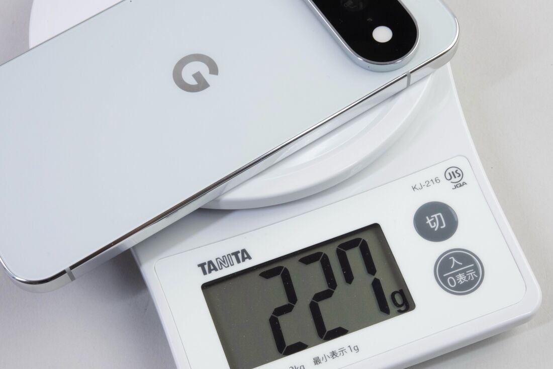 Pixel 11 Pro XLは230g近くあり、かなりヘビー級だ