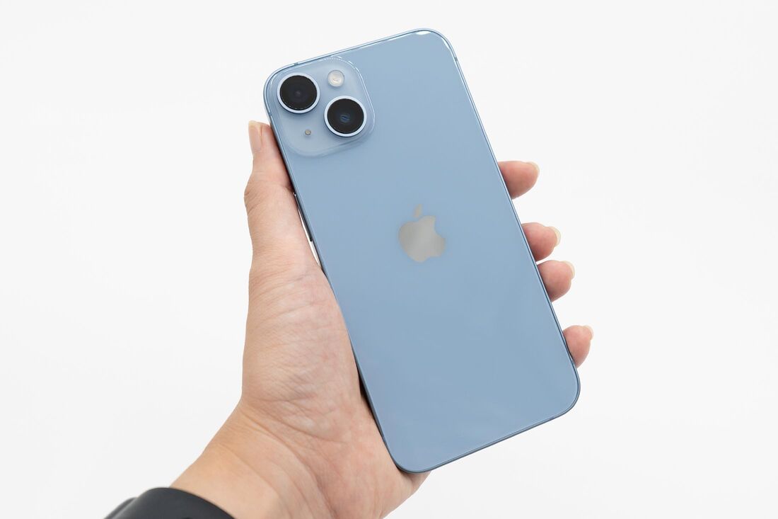 実際に購入した認定中古のiPhone 14（128GB/ブルー）