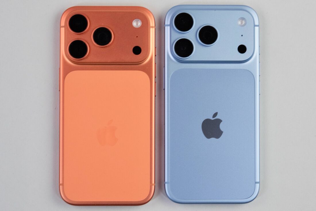 背面はiPhone 17 Pro（右）とほぼ同じデザインで、同じスマホケースが利用できる