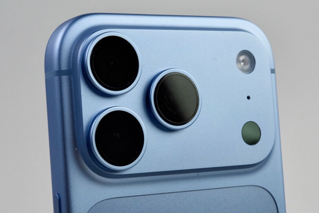 カメラは3つで、見た目もスペックもiPhone 17 Proと基本的にはほとんど変わらない