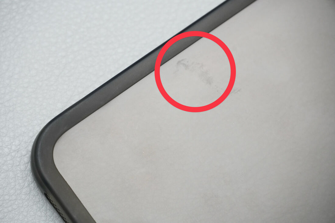 Rセレクトではない透明タイプのiPhoneケースには、取れない擦れ傷が付いていた