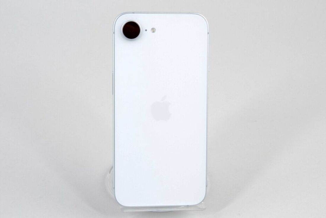 iPhone 16e（ホワイト）の実機