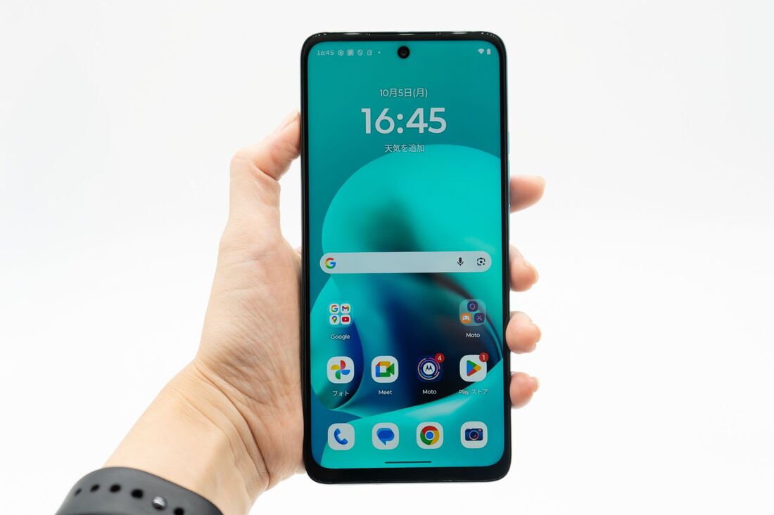 moto g37jのホーム画面。余計なアプリがなくスッキリしている