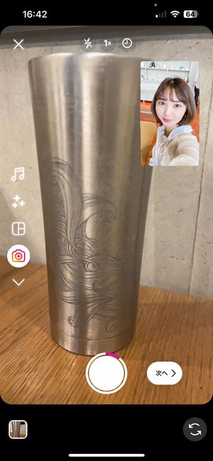 フロントカメラが起動し、画面の右上に小さく表示される