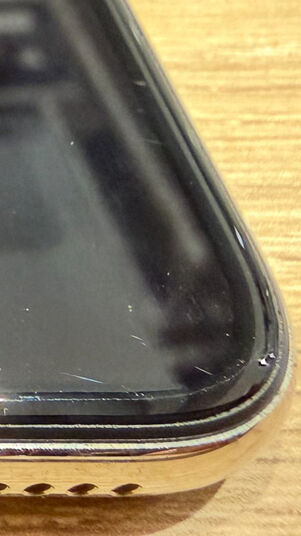 画面には細かい傷がいくつか見られる