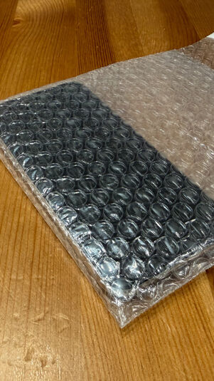 プチプチ（気泡緩衝材）で端末を梱包する