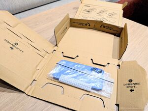 ヤマト運輸で販売されている「スマートフォン用フィットパック」（梱包途中）