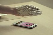 Pantech、Kinectライクなジェスチャ認識機能搭載スマートフォンを開発