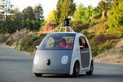 Google、ハンドルもペダルもない自動運転カーを公開