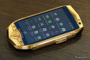 黄金に輝くランボルギーニの高級Androidスマートフォンが登場、価格は約22万円