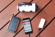 登山やキャンプ、災害時などに活躍！ソーラー／手回し／電池式のスマホ充電器を紹介