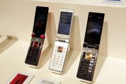 国内メーカーが「ガラケー」を生産終了へ、Android搭載「ガラスマ」に統一